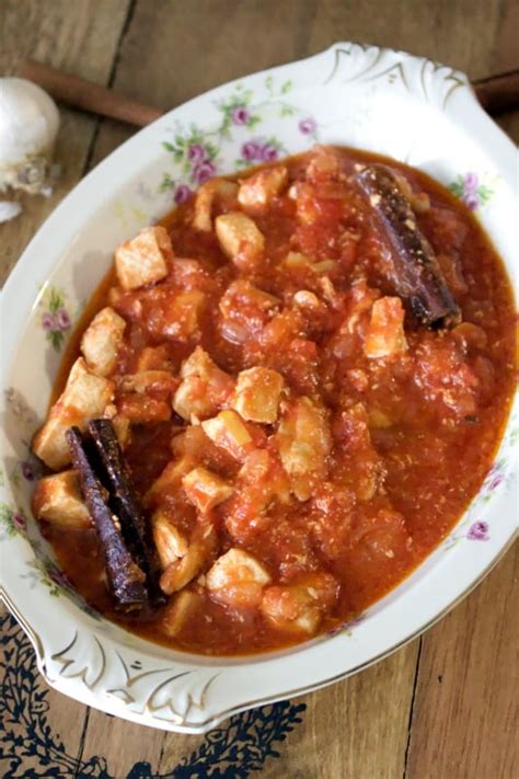 chicken-stewed-in-tomato-garlic-and-cinnamon-the image