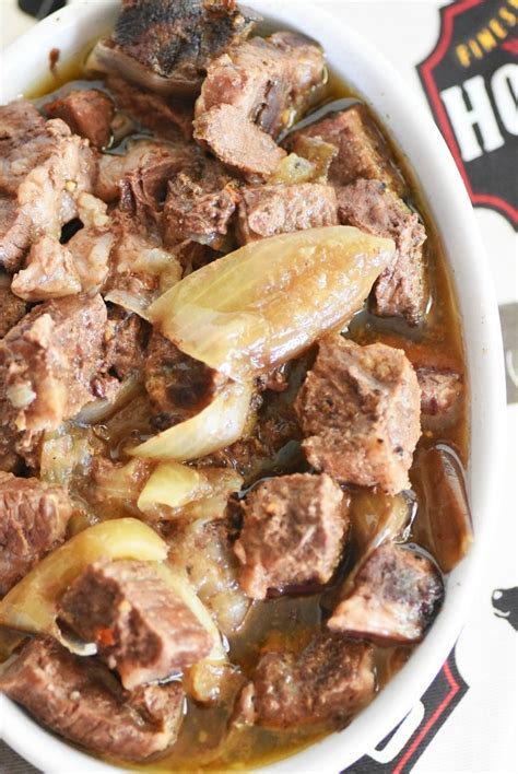slow-cooker-cubed-steak-and-onions-sizzling-eats image