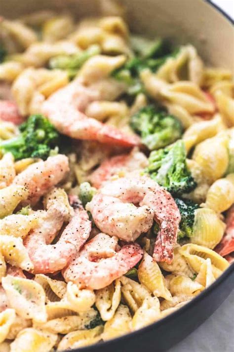 shrimp-and-broccoli-alfredo-creme-de-la-crumb image