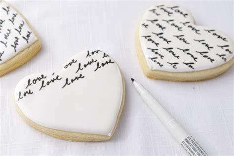 heart-monogram-cookies-hanielas-recipes-cookie image