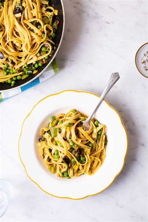 pasta-with-leeks-and-peas-the-new-baguette image