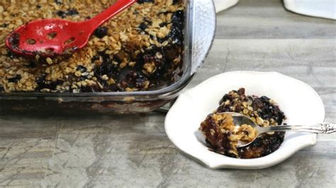 fig-crumble-with-fresh-blueberries-and-rolled-oats image