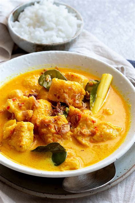 creamy-indonesian-curry-recipe-with-fish-kari-ikan image