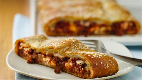 crafty-crescent-lasagna-recipe-pillsburycom image
