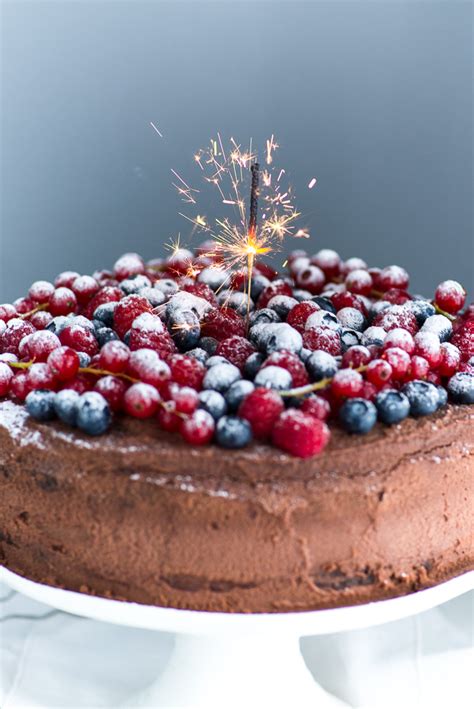chocolate-mascarpone-cake-with-berries-mondomulia image