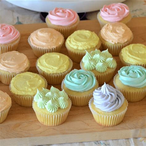 14-delicious-and-beautiful-bridal-shower-cupcakes image