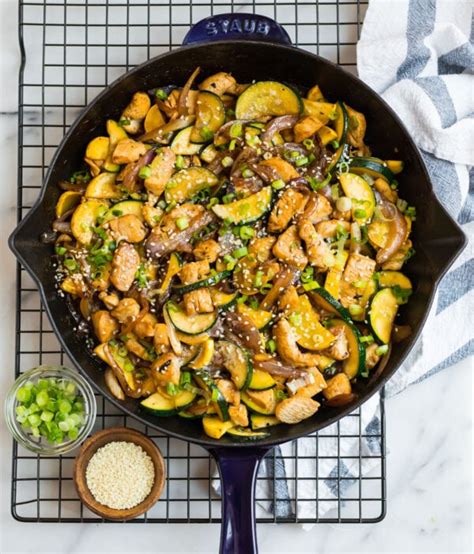 zucchini-stir-fry-with-chicken-quick-and-easy image