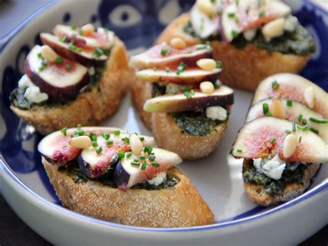 fig-blue-cheese-tartines-recipe-momtastic image