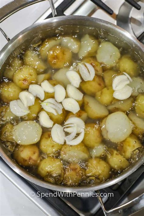 boiled-new-potatoes-with-garlic image