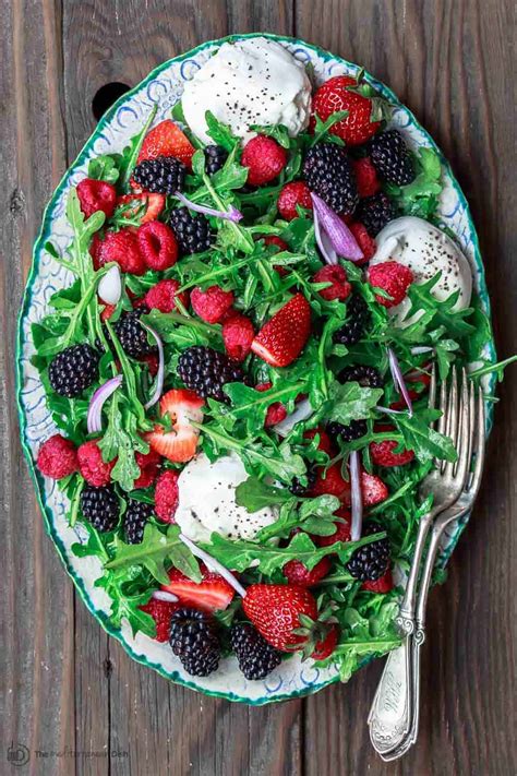 berry-salad-recipe-with-burrata-and-arugula-the image