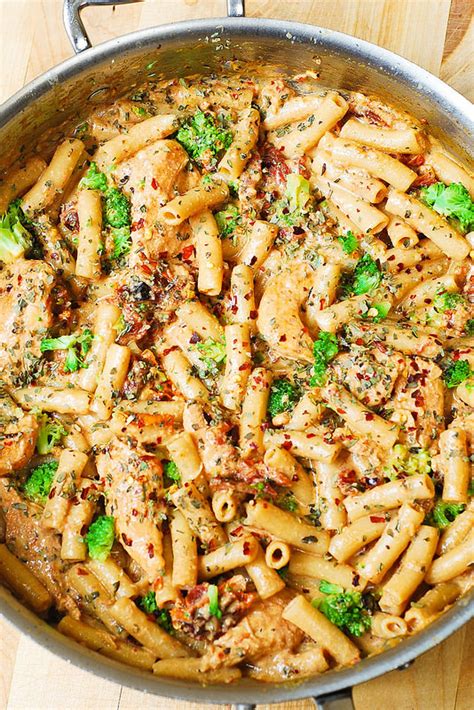 chicken-and-bacon-pasta-with-spinach-and-tomatoes-in-garlic image
