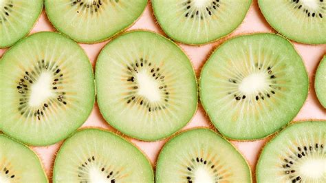 what-is-kiwi-nutrition-health-benefits-risks image