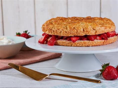 this-fuss-free-strawberry-shortcake-is-the-food image