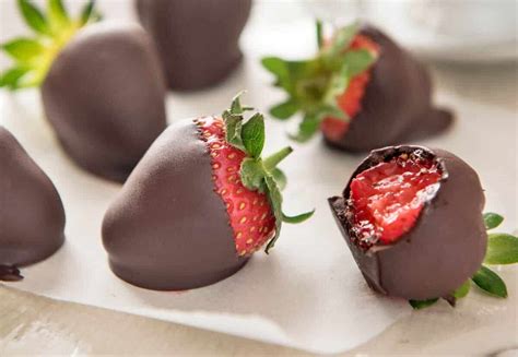 chocolate-covered-strawberries-3-ingredient image