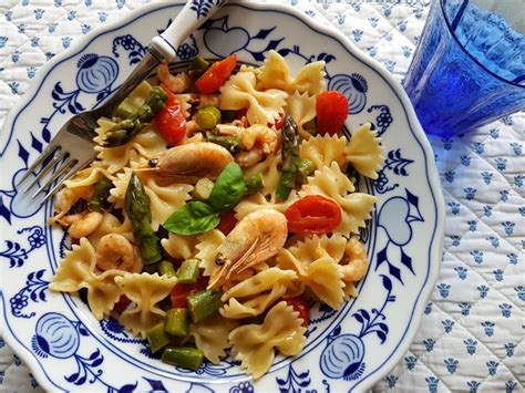 italian-shrimp-and-asparagus-farfalle-pasta image