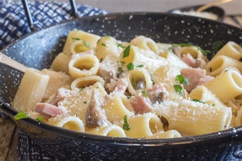 creamy-mushroom-ham-pasta-a-quick-and-easy-pasta image