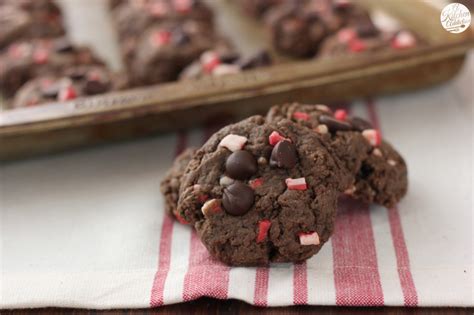 dark-chocolate-peppermint-crunch-cookies-a image