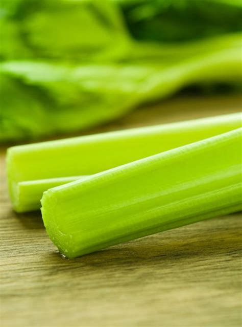 bicoloured-cream-celery-and-beet-soup-ricardo image