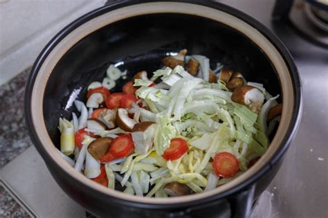 vegetable-noodle-soup-china-sichuan-food image
