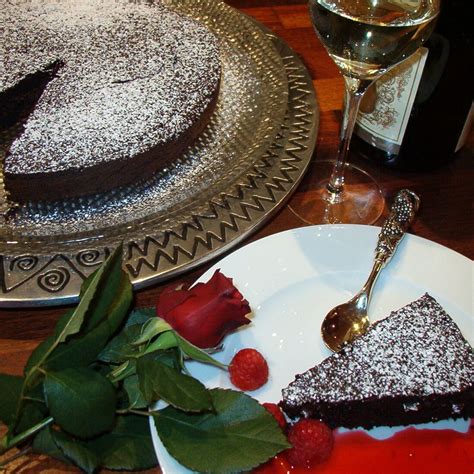 best-flourless-chocolate-cake-with-raspberry-sauce image