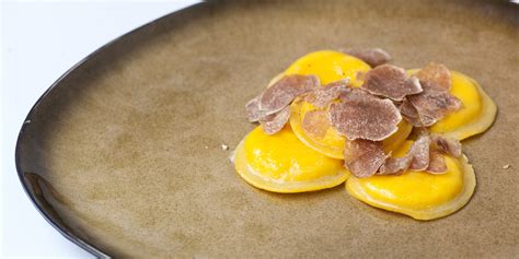 egg-yolk-ravioli-recipe-with-truffles-great-italian-chefs image