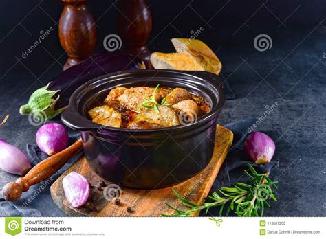 eggplant-casserole-melitzanes-me-kreas-sti-katsarola image