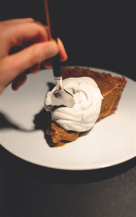 vegan-no-bake-pumpkin-pie-minimalist-baker image