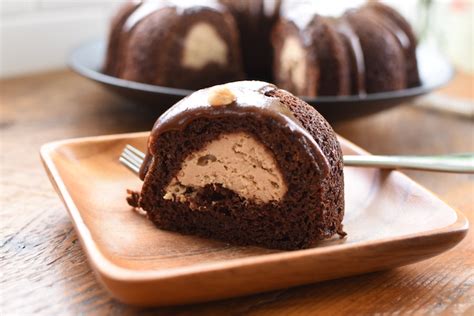 chocolate-peanut-butter-buckeye-cake-nobiggienet image