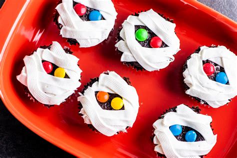 easy-mummy-cupcakes-recipe-for-halloween-the image