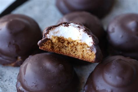 delicious-homemade-mallomars-cookies-and-cups image