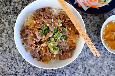 vietnamese-stir-fried-beef-with-onions-gastronomy image