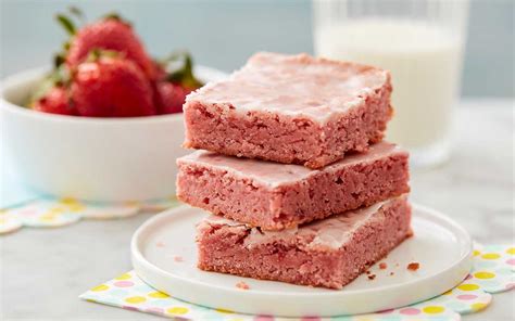 how-to-make-strawberry-brownies-wilton image