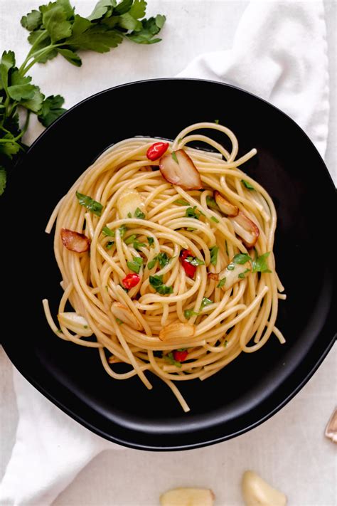 easy-garlic-and-oil-pasta-spaghetti-aglio-e-olio image