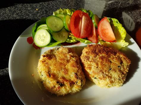 smoked-haddock-and-spinach-fish-cakes-be-strong image