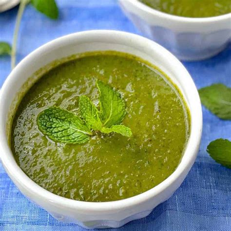 sweet-pea-and-spinach-soup-with-fresh-mint-l-panning image