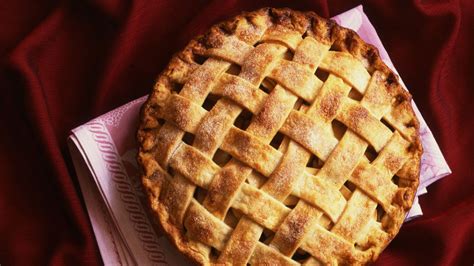 old-fashioned-lattice-top-apple-pie-recipe-bon image