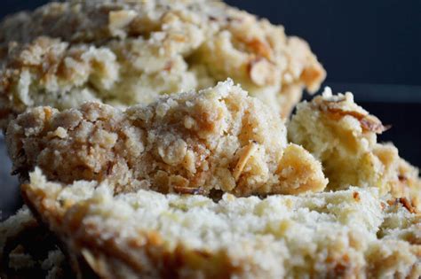 almond-crumble-banana-bread-in-10-steps-the-diy image
