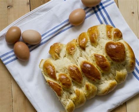 kalcs-traditional-hungarian-sweet-braided-bread image