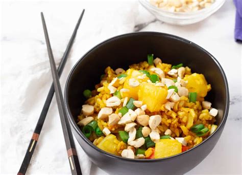 vegan-pineapple-fried-rice-with-cashews-keeping-the image