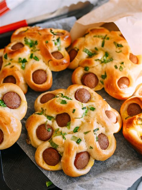 flower-hot-dog-buns-the-woks-of-life image