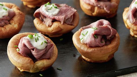 mini-yorkshire-puddings-with-roast-beef-and-creamy image