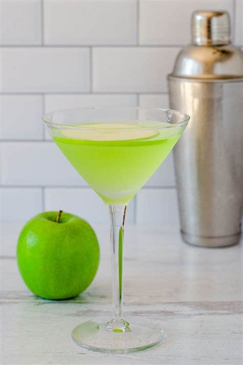 green-apple-martini-recipe-how-to-make-a-sour image