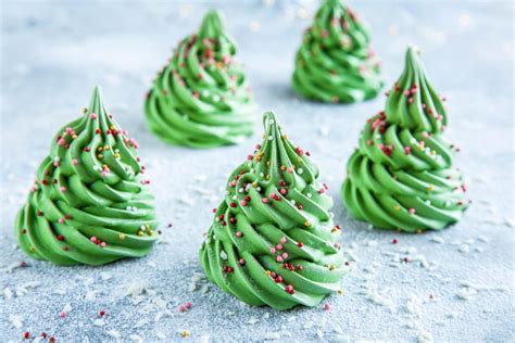 meringue-christmas-trees-the-wicked-noodle image