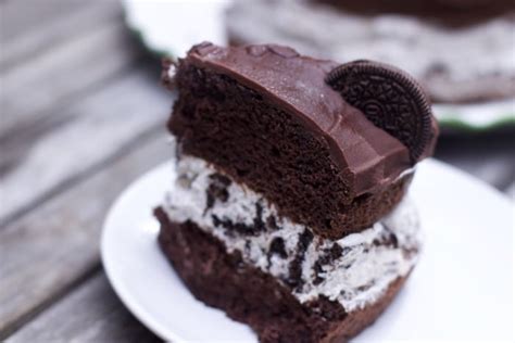 chocolate-cake-with-cookies-and-cream-filling-oreo image