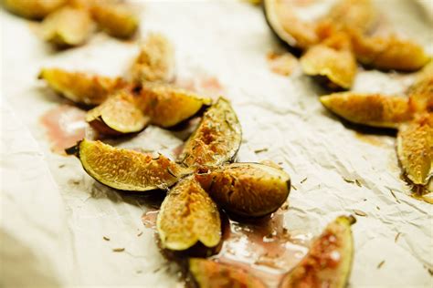 roasted-figs-with-honey-and-thyme-the-healthful-model image