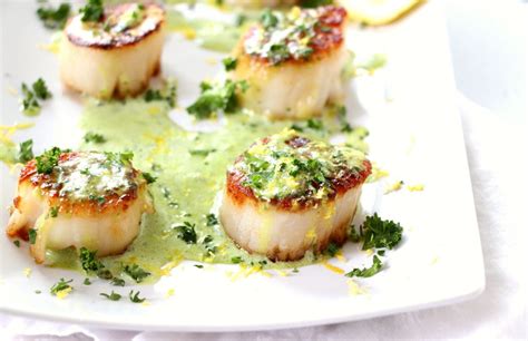 seared-scallops-with-creamy-basil-pesto-sauce-food image