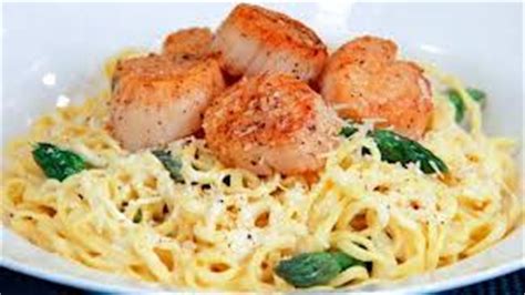 fettuccine-alfredo-with-bacon-and-scallops-cooks image