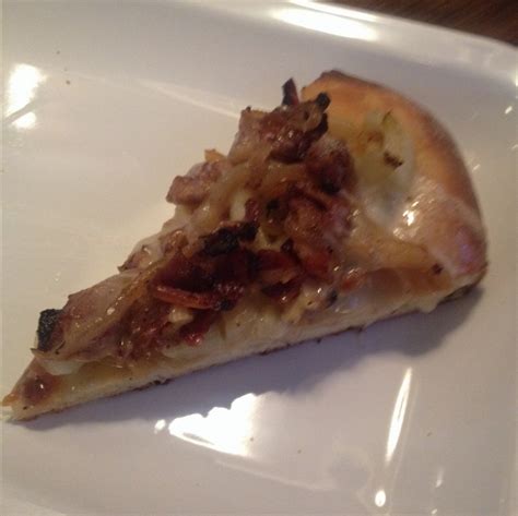 taleggio-and-fennel-pizza-with-applenay-bacon image