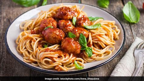 spaghetti-with-lamb-meatballs-in-tomato-sauce image