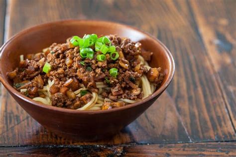 taiwanese-noodles-with-meat-sauce-recipe-steamy image